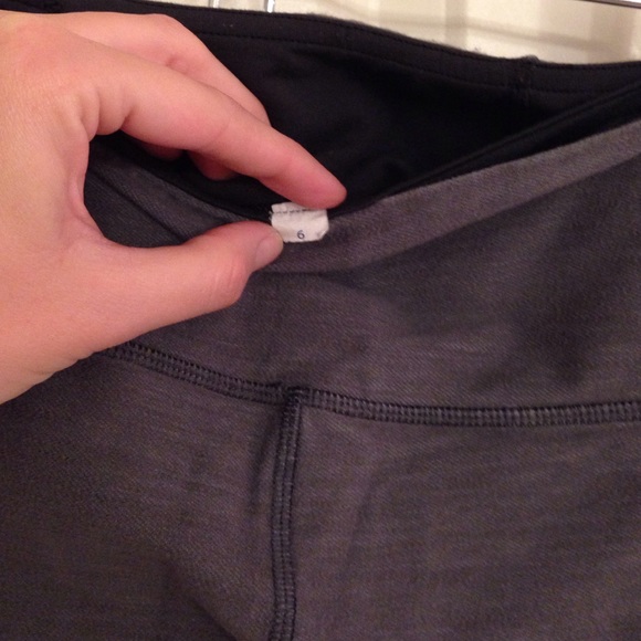 Grey & Black Lululemon crops size 6. Side pockets - Picture 4 of 4